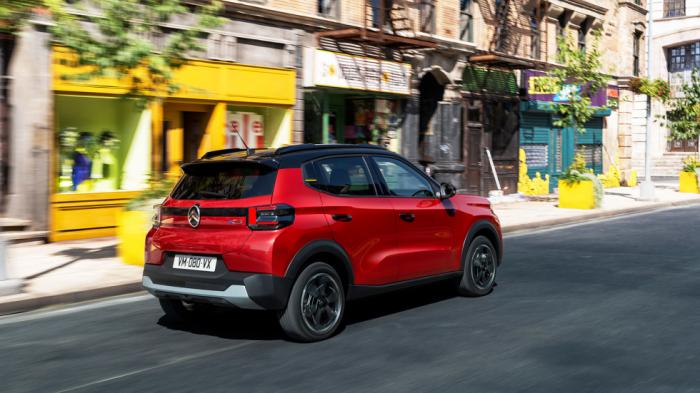 Το Citroen C3 ψήλωσε αρκετά (έφτασε στο 1,57 από 1,47), απέκτησε 20 σχεδόν εκ. απόστασης από το έδαφος και παράλληλα υιοθέτησε μια ελαφρώς boxy σχεδίαση
